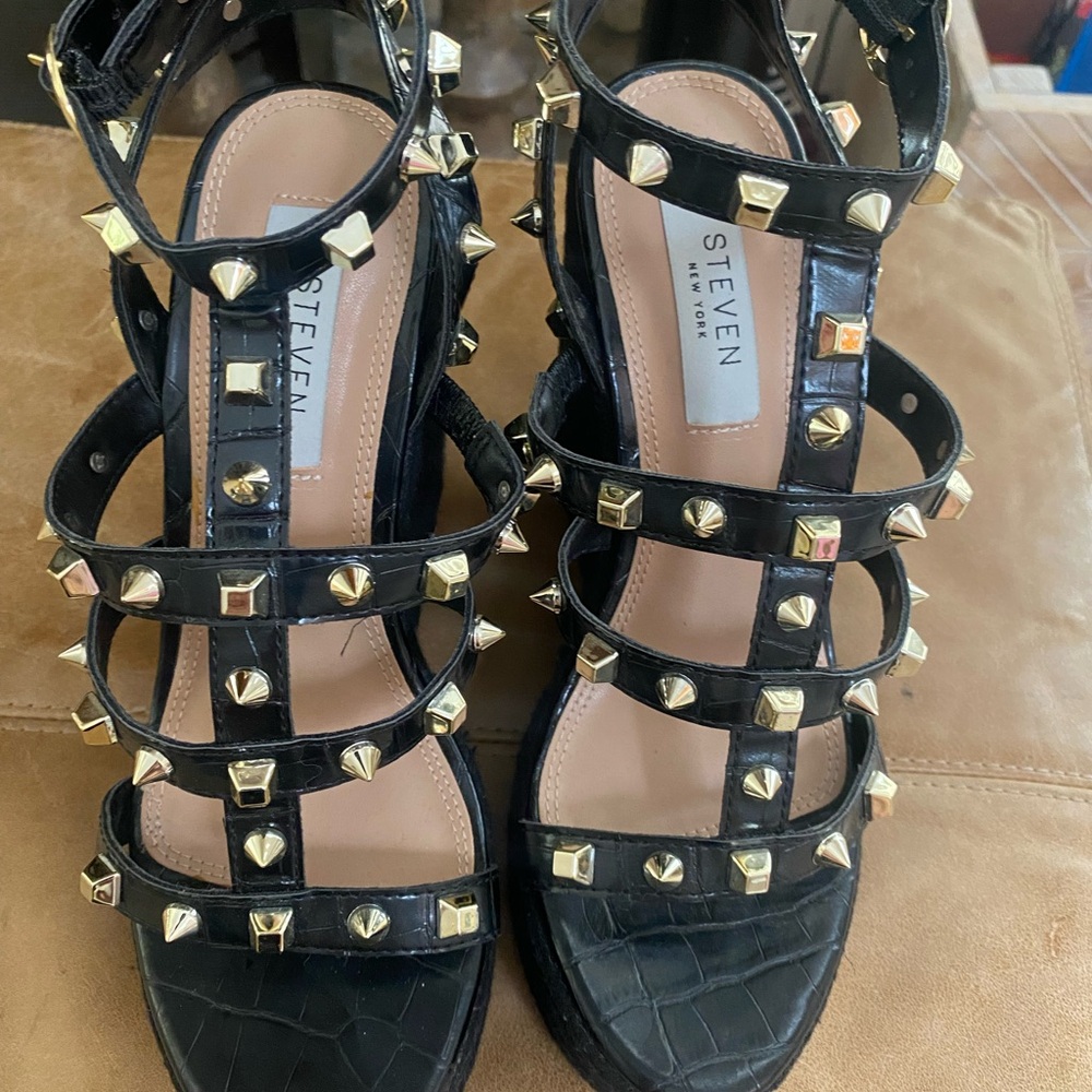 Steven By Steve Madden Black and Gold Gladiator Sandals